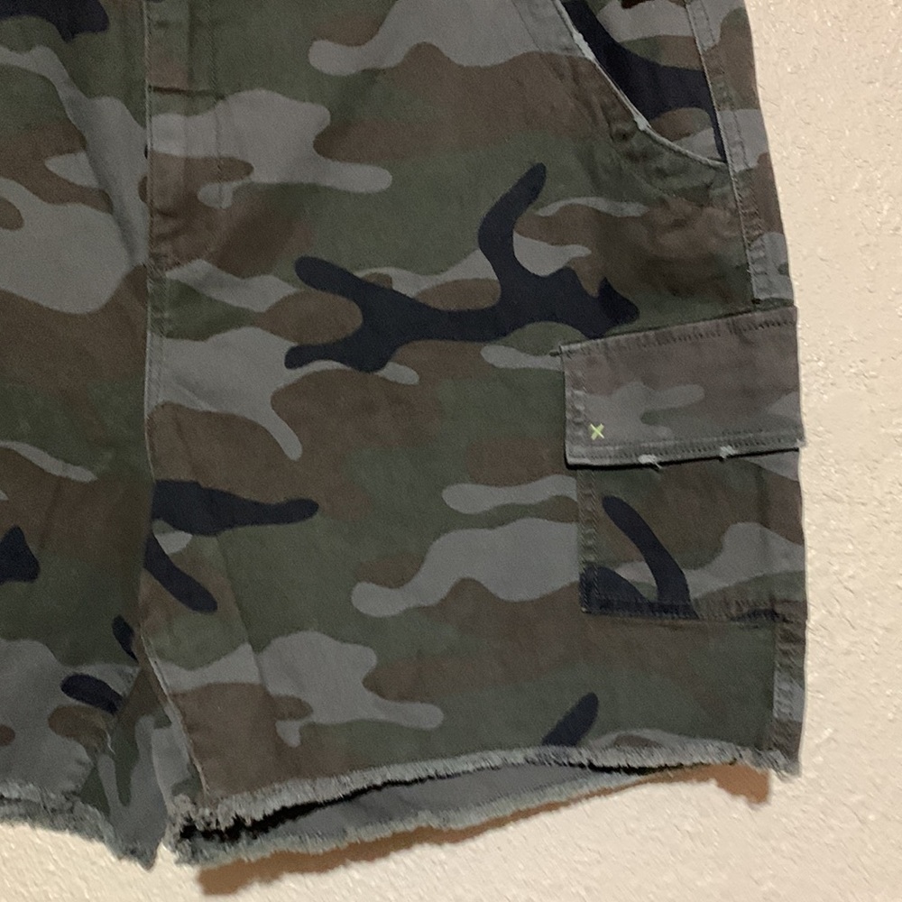 Terra & Sky Camo Shorts NWT Green Black High Rise 22W Raw Hem Utility Shorts - Picture 3 of 14